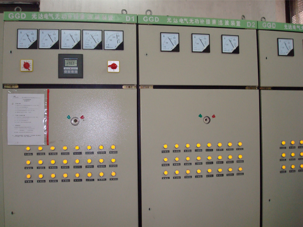 Low voltage automatic reactive power compensation